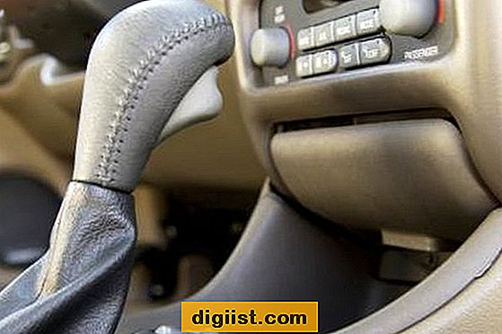 Kako ukloniti stereo jedinicu u automobilu pomoću DIN alata